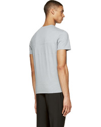 graues T-Shirt mit einem Rundhalsausschnitt aus Netzstoff von Calvin Klein Collection