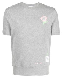 graues T-Shirt mit einem Rundhalsausschnitt mit Blumenmuster von Thom Browne