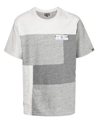 graues T-Shirt mit einem Rundhalsausschnitt mit Flicken von Izzue