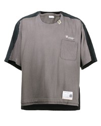 graues T-Shirt mit einem Rundhalsausschnitt mit Flicken von Maison Mihara Yasuhiro