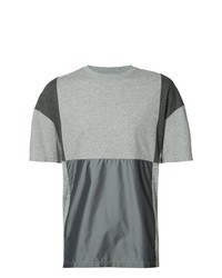 graues T-Shirt mit einem Rundhalsausschnitt mit Flicken von Mostly Heard Rarely Seen