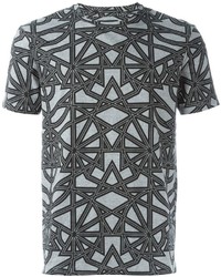 graues T-Shirt mit einem Rundhalsausschnitt mit geometrischen Mustern