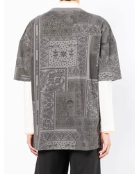 graues T-Shirt mit einem Rundhalsausschnitt mit Paisley-Muster von Musium Div.