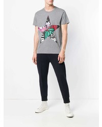 graues T-Shirt mit einem Rundhalsausschnitt mit Sternenmuster von Versace Jeans