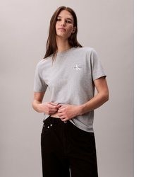 graues T-Shirt mit einem Rundhalsausschnitt von Calvin Klein Jeans