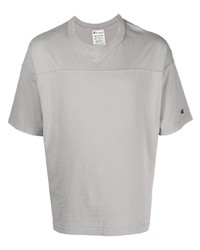 graues T-Shirt mit einem Rundhalsausschnitt von Champion