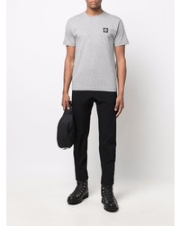 graues T-Shirt mit einem Rundhalsausschnitt von Stone Island