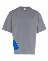 graues T-Shirt mit einem Rundhalsausschnitt von GR10K