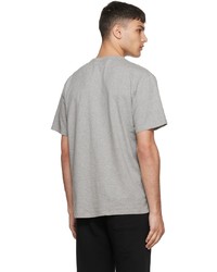 graues T-Shirt mit einem Rundhalsausschnitt von MAISON KITSUNÉ