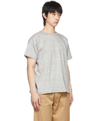 graues T-Shirt mit einem Rundhalsausschnitt von Taiga Takahashi
