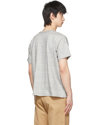 graues T-Shirt mit einem Rundhalsausschnitt von Taiga Takahashi