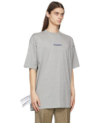 graues T-Shirt mit einem Rundhalsausschnitt von Vetements