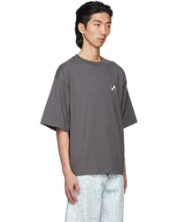 graues T-Shirt mit einem Rundhalsausschnitt von We11done