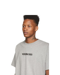 graues T-Shirt mit einem Rundhalsausschnitt von Vetements