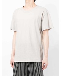 graues T-Shirt mit einem Rundhalsausschnitt von Homme Plissé Issey Miyake