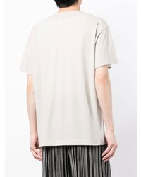 graues T-Shirt mit einem Rundhalsausschnitt von Homme Plissé Issey Miyake