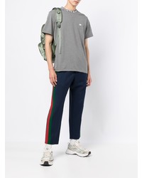 graues T-Shirt mit einem Rundhalsausschnitt von Lacoste