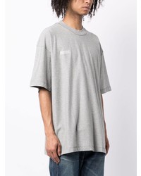 graues T-Shirt mit einem Rundhalsausschnitt von Vetements