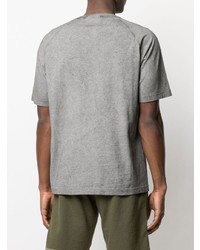 graues T-Shirt mit einem Rundhalsausschnitt von Stone Island