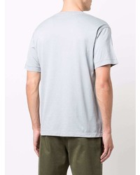 graues T-Shirt mit einem Rundhalsausschnitt von Stone Island