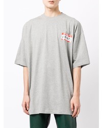 graues T-Shirt mit einem Rundhalsausschnitt von Vetements