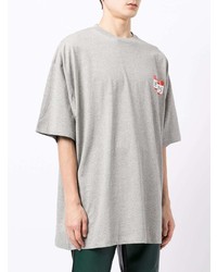 graues T-Shirt mit einem Rundhalsausschnitt von Vetements