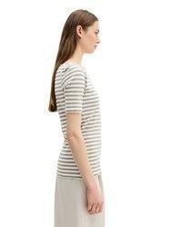 graues T-Shirt mit einem Rundhalsausschnitt von Marc O'Polo