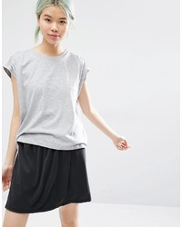 graues T-Shirt mit einem Rundhalsausschnitt von Monki