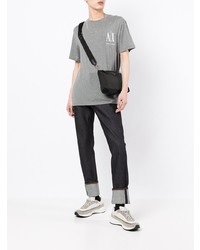 graues T-Shirt mit einem Rundhalsausschnitt von Armani Exchange