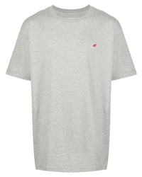 graues T-Shirt mit einem Rundhalsausschnitt von New Balance