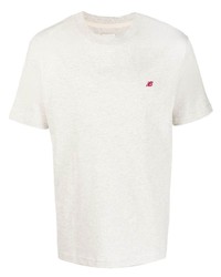 graues T-Shirt mit einem Rundhalsausschnitt von New Balance