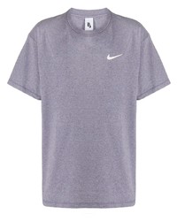 graues T-Shirt mit einem Rundhalsausschnitt von Nike