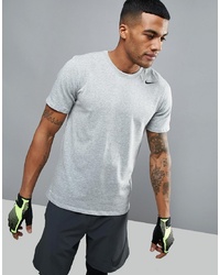 graues T-Shirt mit einem Rundhalsausschnitt von Nike Training