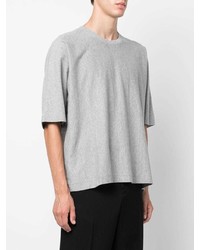 graues T-Shirt mit einem Rundhalsausschnitt von Homme Plissé Issey Miyake