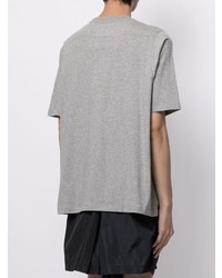 graues T-Shirt mit einem Rundhalsausschnitt von Fumito Ganryu