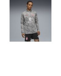 graues T-Shirt mit einem Rundhalsausschnitt von Puma