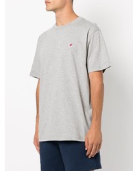 graues T-Shirt mit einem Rundhalsausschnitt von New Balance