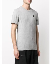 graues T-Shirt mit einem Rundhalsausschnitt von Nike