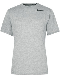 graues T-Shirt mit einem Rundhalsausschnitt