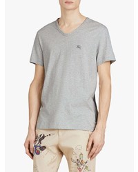 graues T-Shirt mit einem V-Ausschnitt von Burberry