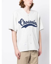 graues T-Shirt mit einem V-Ausschnitt von Chocoolate