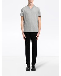 graues T-Shirt mit einem V-Ausschnitt von Prada
