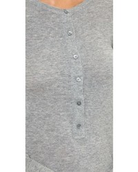 graues T-shirt mit einer Knopfleiste von Nili Lotan