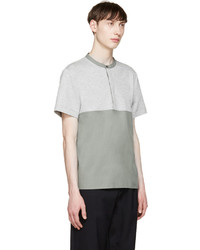 graues T-shirt mit einer Knopfleiste von Tim Coppens