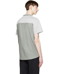 graues T-shirt mit einer Knopfleiste von Tim Coppens