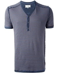 graues T-shirt mit einer Knopfleiste