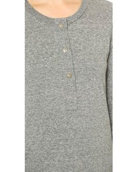 graues T-shirt mit einer Knopfleiste von Current/Elliott