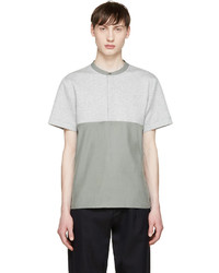 graues T-shirt mit einer Knopfleiste von Tim Coppens