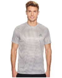 graues vertikal gestreiftes T-Shirt mit einem Rundhalsausschnitt