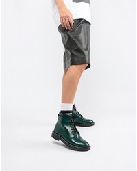 grüne flache Stiefel mit einer Schnürung aus Leder